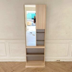 米白色木质梳妆台，S.B.FURNITURE品牌。