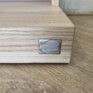 米白色木质梳妆台，S.B.FURNITURE品牌。