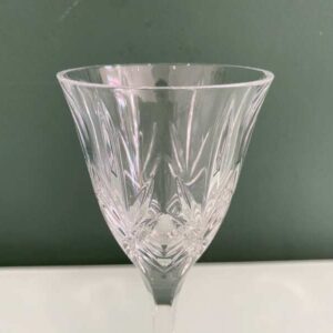 带有扇形刻面图案的水晶酒杯。
