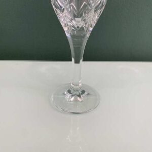 带有扇形刻面图案的水晶酒杯。
