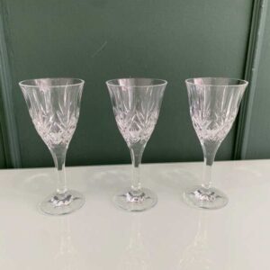带有扇形刻面图案的水晶酒杯。