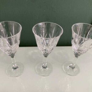 带有扇形刻面图案的水晶酒杯。