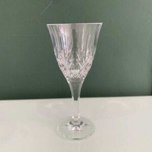 带有扇形刻面图案的水晶酒杯。