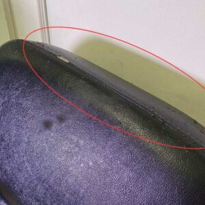 面部按摩床，钢制床腿，黑色皮革软垫。