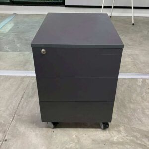 带轮子的移动式三屉柜，深灰色。