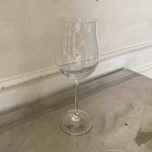 透明酒杯，花形。