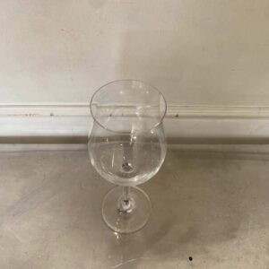 透明酒杯，花形。