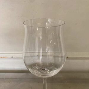 透明酒杯，花形。