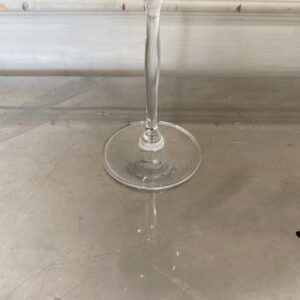 透明酒杯，花形。