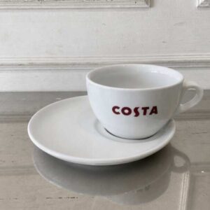 白色陶瓷咖啡杯套装，带把手和碟子，Costa Coffee品牌。