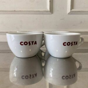白色陶瓷咖啡杯套装，带把手和碟子，Costa Coffee品牌。