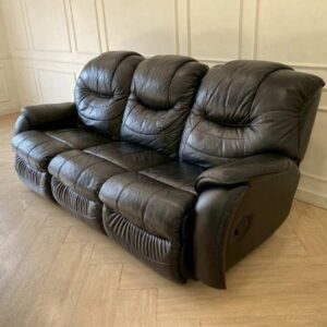 黑色三座真皮沙发床，中间的靠垫可以折叠下来变成杯架。_DDHQY5KRSU