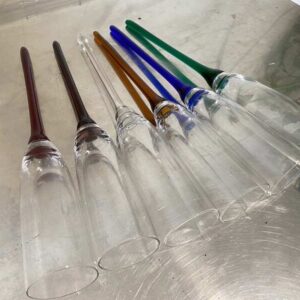 复古波西米亚风格香槟杯，高挑无底座，长柄，颜色各异。