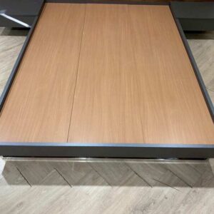 5英尺深棕色木床，SB FURNITURE品牌。
