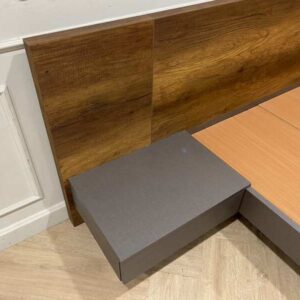 5英尺深棕色木床，SB FURNITURE品牌。