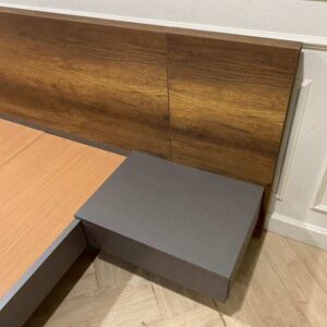 5英尺深棕色木床，SB FURNITURE品牌。