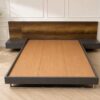 5英尺深棕色木床，SB FURNITURE品牌。