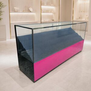 230厘米LED玻璃展示柜台，粉黑色底座，配阶梯式展示架