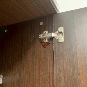 衣柜配有 4 扇门、3 个抽屉和镜子顶