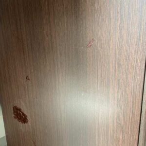 衣柜配有 4 扇门、3 个抽屉和镜子顶