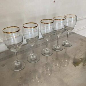 标准形状的葡萄酒杯，杯口镶金边。