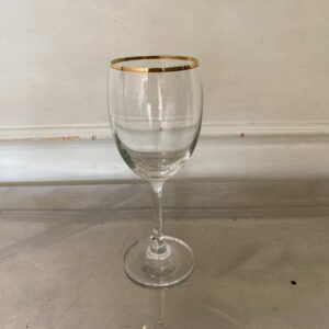 标准形状的葡萄酒杯，杯口镶金边。