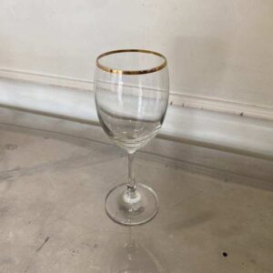 标准形状的葡萄酒杯，杯口镶金边。