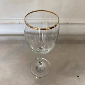 标准形状的葡萄酒杯，杯口镶金边。