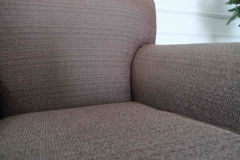 欧洲设计扶手椅,厚棕色布垫,木框架。_3JBOTY3N4Q_F0A6QIVES1