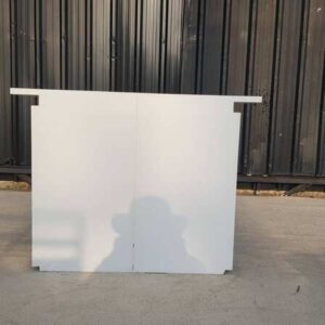 白色双门文件柜，宽大木质台面。