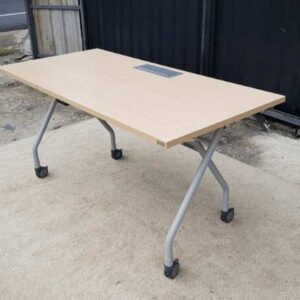 办公桌、带轮子的折叠桌和电源板,Practika 品牌