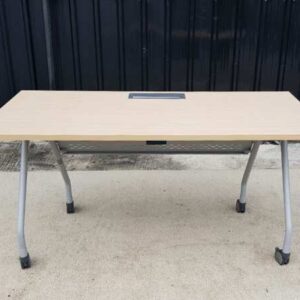 办公桌、带轮子的折叠桌和电源板，Practika 品牌