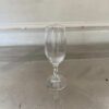透明高脚葡萄酒杯，高而细长。