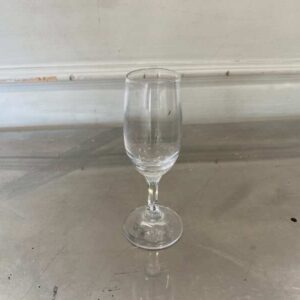 透明高脚葡萄酒杯，高而细长。