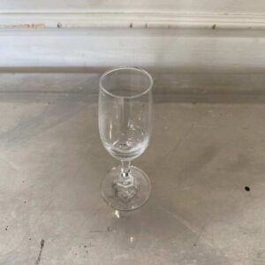 透明高脚葡萄酒杯，高而细长。