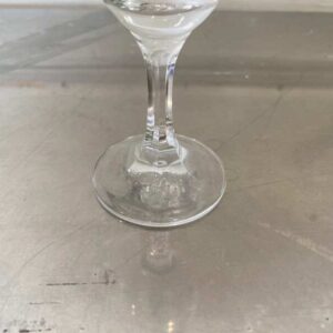透明高脚葡萄酒杯，高而细长。