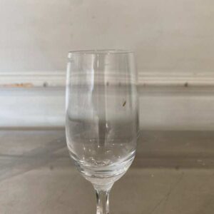 透明高脚葡萄酒杯，高而细长。