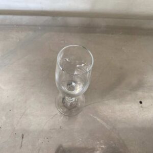 透明高脚葡萄酒杯，高而细长。