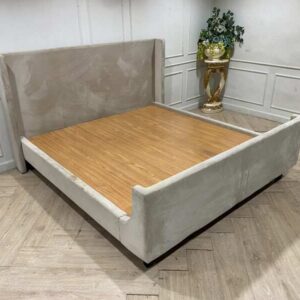 6英尺木质床，米色天鹅绒面料软包，S.B.FURNITURE品牌。