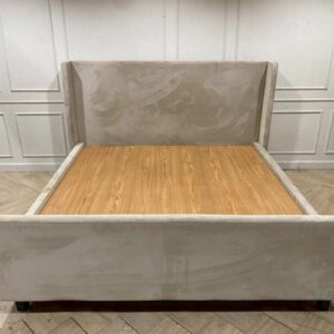 6英尺木质床，米色天鹅绒面料软包，S.B.FURNITURE品牌。