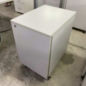 灰色三屉移动柜，带轮子，高 66 厘米。
