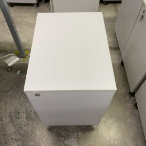 灰色三屉移动柜，带轮子，高 66 厘米。