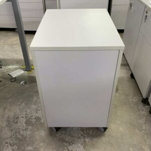 灰色三屉移动柜，带轮子，高 66 厘米。
