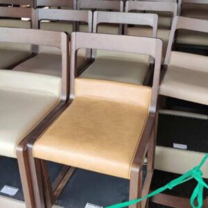 带皮革坐垫的木椅餐椅餐厅椅，Promptcontract 家具品牌_J5ZRAT4KVJ