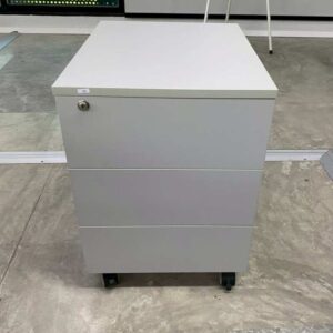 灰色三屉移动柜，带轮子。