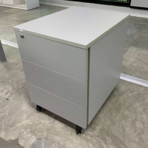 灰色三屉移动柜，带轮子。