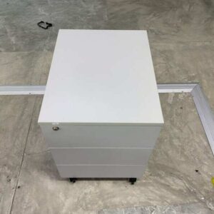 灰色三屉移动柜，带轮子。