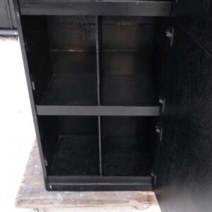 高木柜，有 4 门，向左打开，黑色，内部有储物格。_JRJSD6JFML