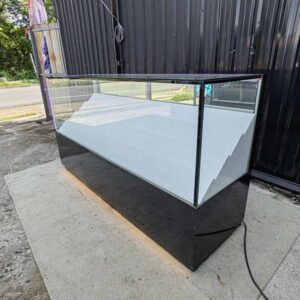 商用玻璃展示柜台，配白色阶梯式展示架、LED灯及亮光黑色底座