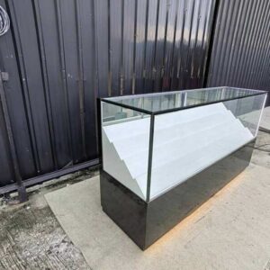 商用玻璃展示柜台，配白色阶梯式展示架、LED灯及亮光黑色底座